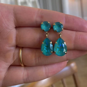 Caroline Svedbom örhängen - Äkta Caroline Svedbom örhängen Mini Drops. Färgen är turkos och finns inte längre att köpa. Klassiska smycken som passar till mycket ! Nypris 795 kr. 