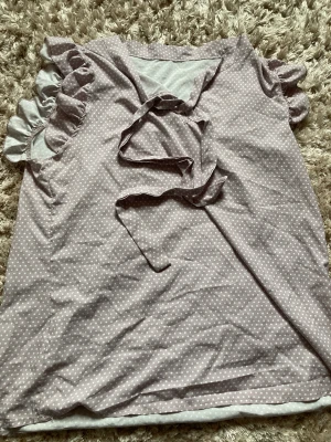 Blus - Säljer denna oanvända blusen då den aldrig kommit till andvändning, den är helt ny och har inga lösa trådar Hål mm..💗