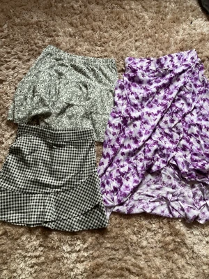 3 kjolar - Säljer doma tre kjolar då de aldrig kommer till andvändning, den gröna är använd 4 ggr och är i super skick från lager 157 strl 150,den svarta är aldrig använd och är i strl 152, den lila är från Ullared och är bara provad i strl 152💗hör av er vid frågor💗