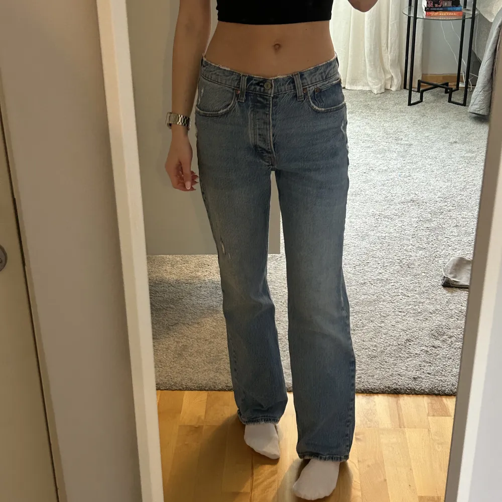 Thriftade abercrombie jeans i storlek 25 (länged står inte med men jag är 170 lång). Dom har 90s fit, Väldigt fina men används inte så säljer för bra pris❣️ . Jeans & Byxor.