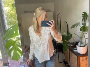 Blus - Så fin vit blus köpt på arkivet men från Zadig! Fin att ha som den är men också under en stickad tröja