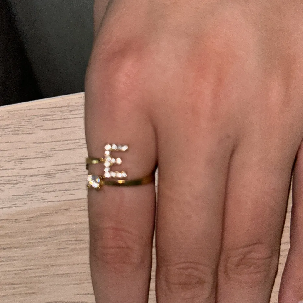 Guld ring med ett E . Accessoarer.
