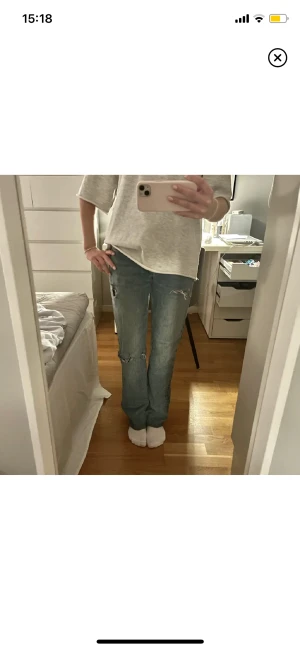Jeans - Säljer dessa jeans eftersom dom aldrig kommit till användning. slitsar längst ner och klippt upp dom lite. Inga defekter💘  (bilderna är lånade)
