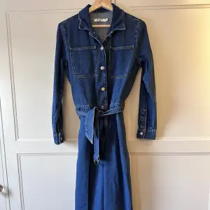 Oanvänd jätte fin jeansdress frpn Na-kd. Strl 38