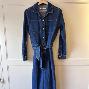 Jeansdress, oanvänd Na-kd  - Oanvänd jätte fin jeansdress frpn Na-kd. Strl 38