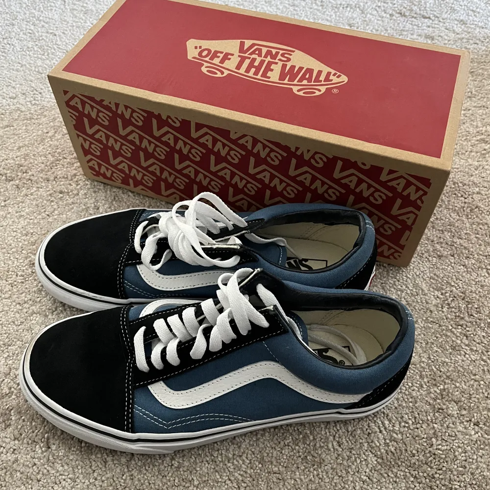 Säljer mina i princip nya old skool vans i färgen navy🩷. Skor.