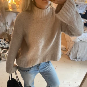 Stickad tröja - Super snygg!! Är lite nopprig därav priset