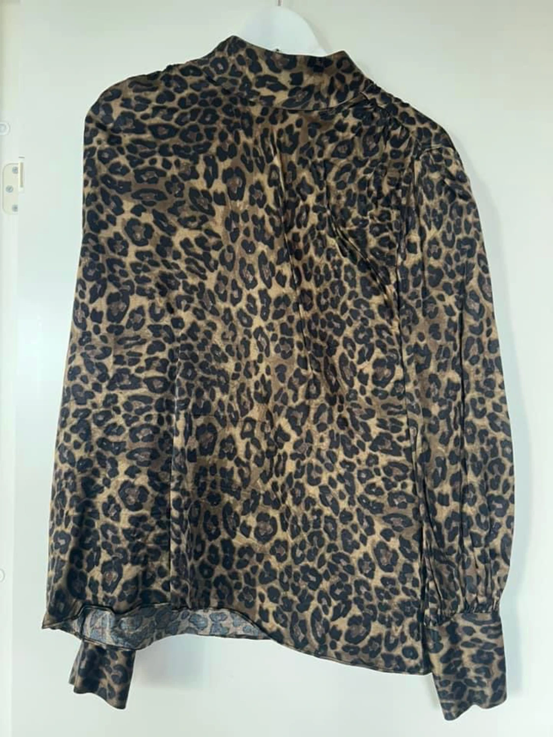 Blus och kjol i leopard