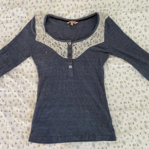 Farfarströja  - En jättefin och skön farfarströja. Storlek S men passar nog XS till M eller L då den är är ganska stretchig. Ärmarna är inte riktigt tre kvarts men inte fullt långa heller.