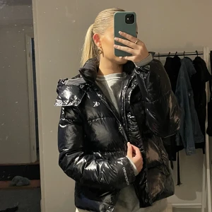 Vinterjacka - Säljer en Calvin Klein vinterjacka, storlek S! Använd 1 gång och köpte den för 2200:- Säljer den för 1850:-