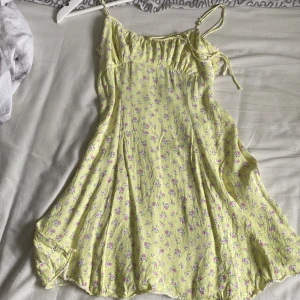 Super snygg sommarklänning ❤️ - Säljer då den inte riktigt är min stil❤️som man ser är den lite sönder på ryggen (bild 2) men man kan nog enkelt sy igen annars så syns det inte om man har typ en kofta över❤️skriv vid frågor eller om du vill ha fler bilder❤️