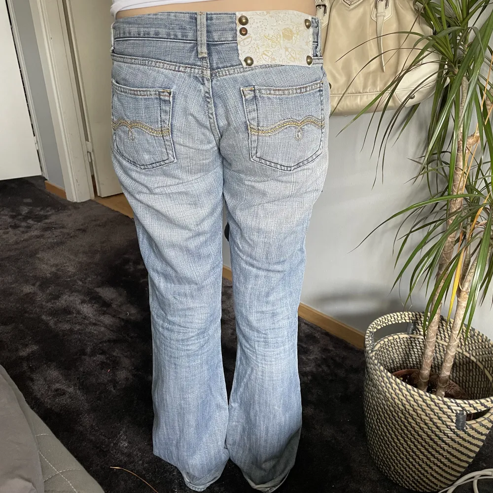 Säljer dessa ascoola y2k jeansen från Cross jeans. Jeans & Byxor.