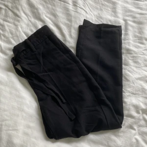 Kostymbyxor - Svarta kostymbyxor från mango. 