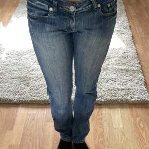 Ett jättefint par Victoria Beckham jeans som använts en gång och köpta från sellpy, men är i ett fint skick💞💞