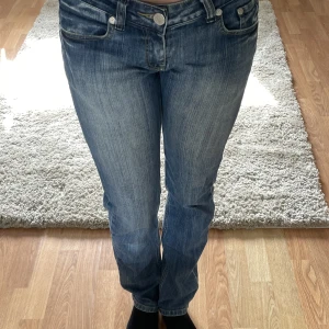 Victoria Beckham jeasn - Ett jättefint par Victoria Beckham jeans som använts en gång och köpta från sellpy, men är i ett fint skick💞💞