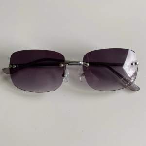Coola solglasögon med en liten hjärtdetalj i strass. Glasögonen är använda men går att använda ändå.
