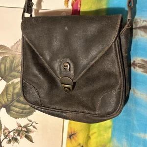 Diesel väska  - Slitet läder väska, liknar trenderna märket Disel gör! fin och söt, meddela för flera bilder på insidan!