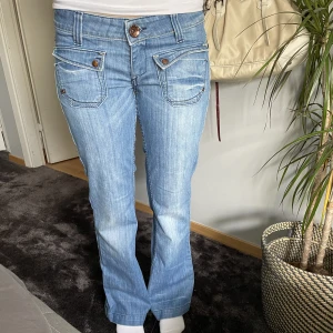 Miss sixty lågmidjade bootcut jeans - Säljer dessa ascoola y2k jeansen från miss sixty 