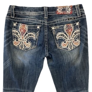 Miss me - Lågmidjade bootcut miss me jeans i fint skick utan några fläckar 💞 Midjemåttet tvärs över är 40cm och innerbenslängden är 75cm❤️ Jag är 168cm lång! Tryck gärna på köp nu❤️