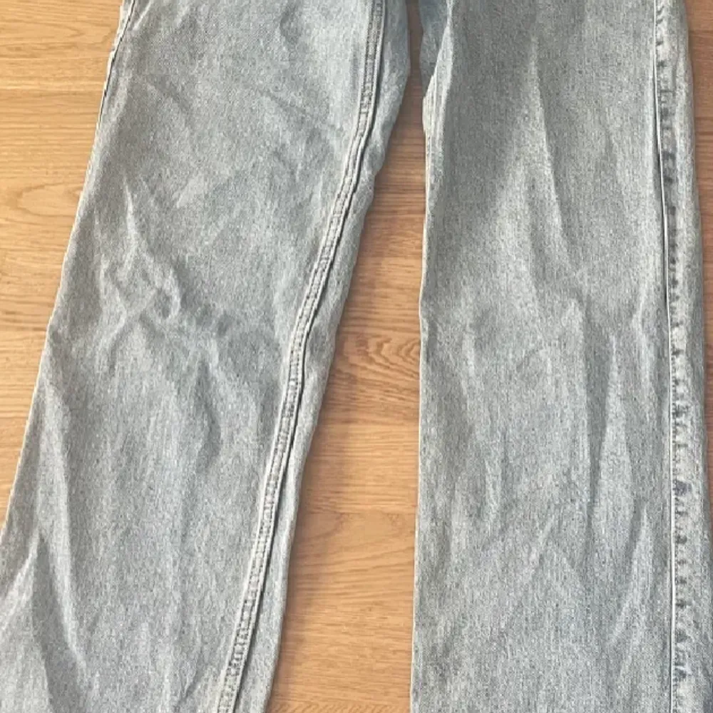 Säljer dessa superfina jeans från weekday i modellen arrow. De har tyvärr blivit försmå och även lite för korta för mig. Dem är använda men i bra skick. Köptes för ungefär 600 kr och är i färgen summer blue. Strl 23/32. Jeans & Byxor.