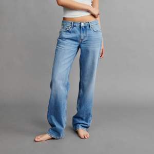 säljer dessa jeans från gina tricot i modellen low straight då de är för små för mig! hör av dig om du vill ha fler bilder eller har några funderingar.