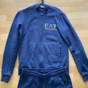 Emporio Armani EA7 Tracksuit - Säljer min Emporio Armani tracksuit pågrund av att jag ej använder den längre. Har haft på mig tracksuiten ett fåtal gånger, precis som ny. 