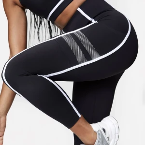 Stronger Leggings  - Jag säljer dessa ”Outline Pocket 7/8 Leggings” från Stronger i och med att jag ångrar mitt köp. De är helt nya med prislappen kvar. Storlek: S