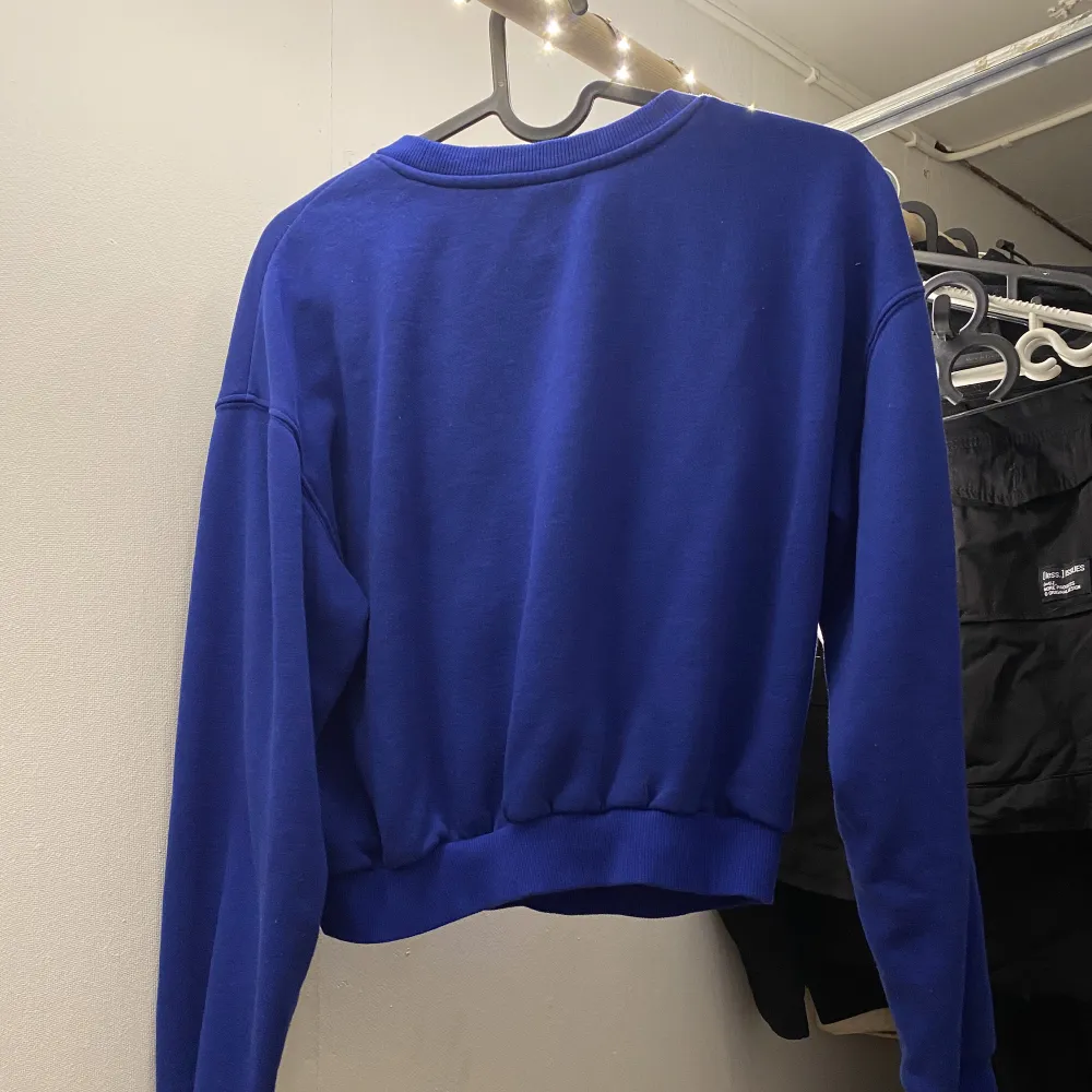 Marinblå sweatshirt från H&M i storleken M som inte längre kommer till användning. Skicket är så gott som nytt skulle jag säga.. Tröjor & Koftor.