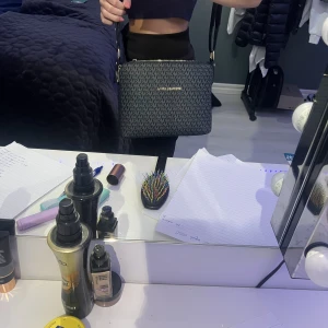 Michael kors - Säljer nu min fina Michael kors väska, då den inte kommer till användning den är använd 1 gång, köpt för 5000kr men säljer nu för 1200