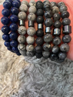 Trendiga armband - Snygga armband som passar till allt. Har du några frågor är det bara att skriva ett meddelande. Styckpris 80 kr, kan sänkas vid köp av flera.