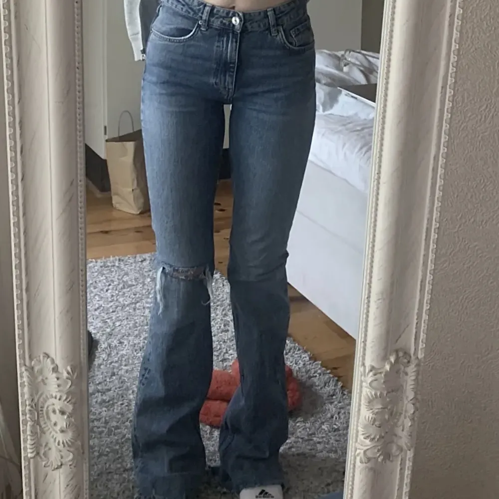 Bootcut jeans från Gina Tricot, väldigt långa!. Jeans & Byxor.