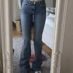 Bootcut jeans från Gina Tricot, väldigt långa!