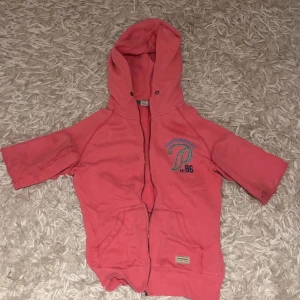 Rosa zipup hoodie - Rosa zipup med tydliga defekter på ärmarna, därav det låga priset. Vid några frågor, dm mig❤️