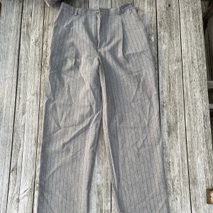 Kostymbyxor - Köpta Second hand , Loose fit, högmidjade