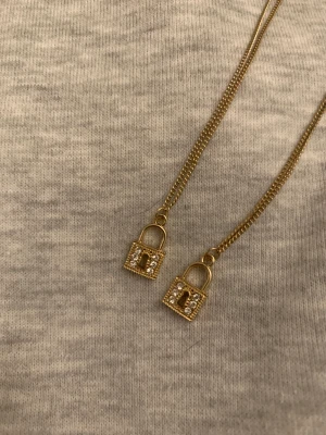 Smycken  - Matchande arm- och halsband!! Inte äkta guld!!