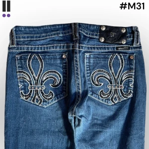 lågmidjade m31 missme bootcut jeans - MissMe jeans i model Boot 💜 Tag 31W 💜Midja (rakt över) 39cm 💜 Innerben 70cm 💜 Ytterben 98cm 💜 Benöppning 23cm 💜 sprätta vid benöppningen. och några lossnade stenar 💜Våra mått blir W=30 och L=27 💜 Men jämför alltid måtten med dina bästa jeans💜