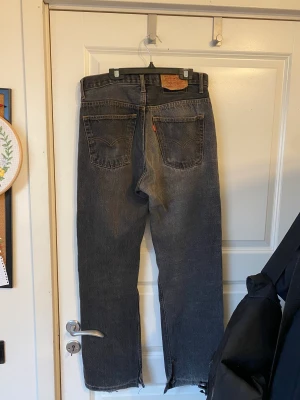 Levis 501 grå/svart - Klippta i benöppningen så lägger sig snyggt över skon. W29 L 30 