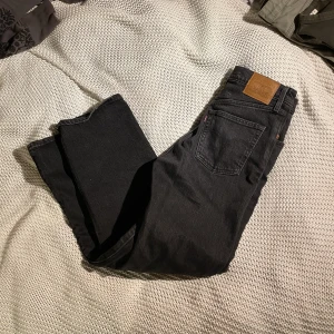 Svarta straigt jeans. - Jättefina levis byxor som tyvärr inte användes något vidare ! Ribcage straight ankle. Små fläckar på höger ben som säkert går bort i tvätten :) Hör av er vid frågor!! 