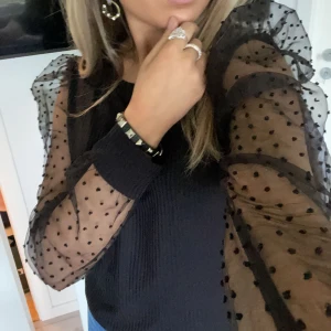 Jättefin topp - Säljer denna sjukt snygga toppen då den inte används. Använd endast fåtal gånger och i superfint skick! Storlek L men skulle säga att den sitter som en S. Använd gärna köp nu knappen💗