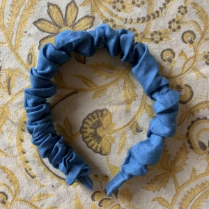 Hårband  - Jättefint hårband i denim material i fint skick!