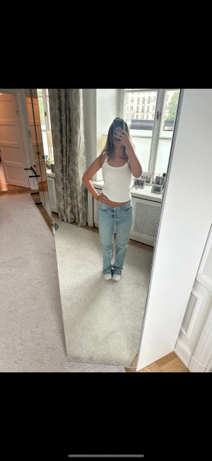Zara jeans mid/Low waist - Säljer dessa jeans från zara i mid/lowwaist som inte är använda särskilt mycket!