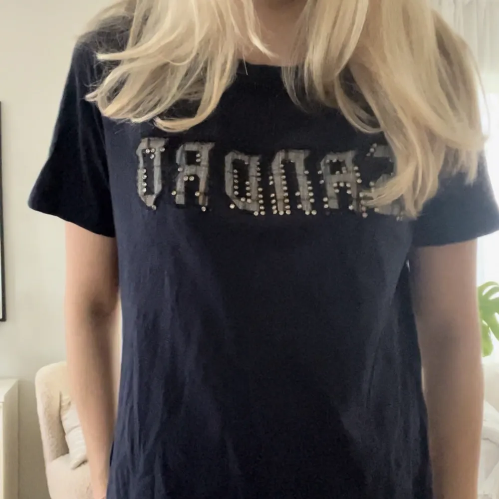 Super snygg unik Sandro t shirt! Några paljetter är av🥰. T-shirts.