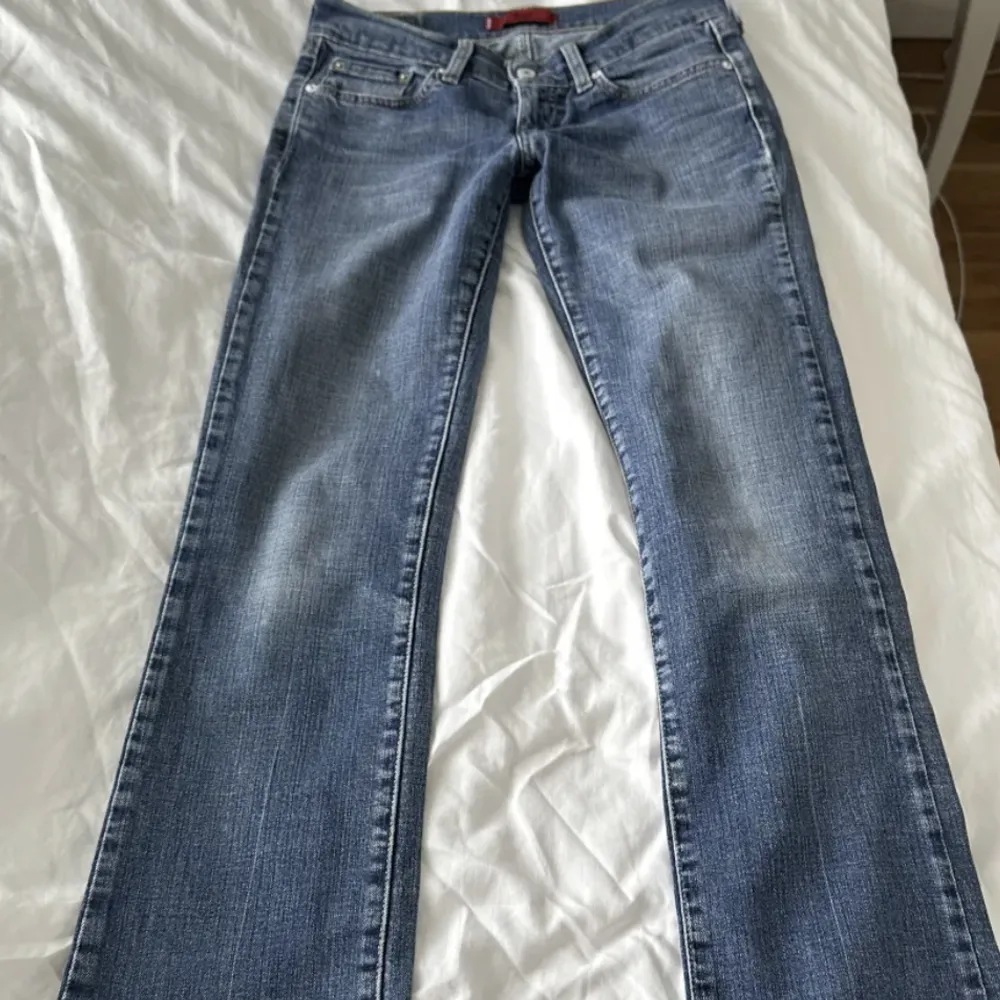 Lågmidjade jeans från Levis i modellen 557 Eve. Jag köpte de på Plick men tyvärr är de för små för mig. Bilderna är lånad från den tjej jag köpte de av. Midja: 74cm  Innerben: 75cm 🫶🏼  Många verkade intresserade så startade budgivning! . Jeans & Byxor.
