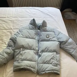 Säljer nu min Trapstar jacka eftersom jag tänker köpa en ny jacka denna vinter.  Inga synliga skador eller annat.  OBS! Lite smutsig i bilderna men den tvättas innan den säljs.   Äkta, köpt använd av en vän.