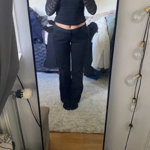 Lågmidjade kostymbyxor - Säljer mina lågmidjade kostymbyxor från Zara då de inte kommer till användning längre. Köparen står för frakten