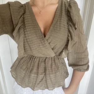 Volang blus  - Säljer nu min super fina gröna volangblus i stl S helt oanvända då den inte kommit till användning.💞