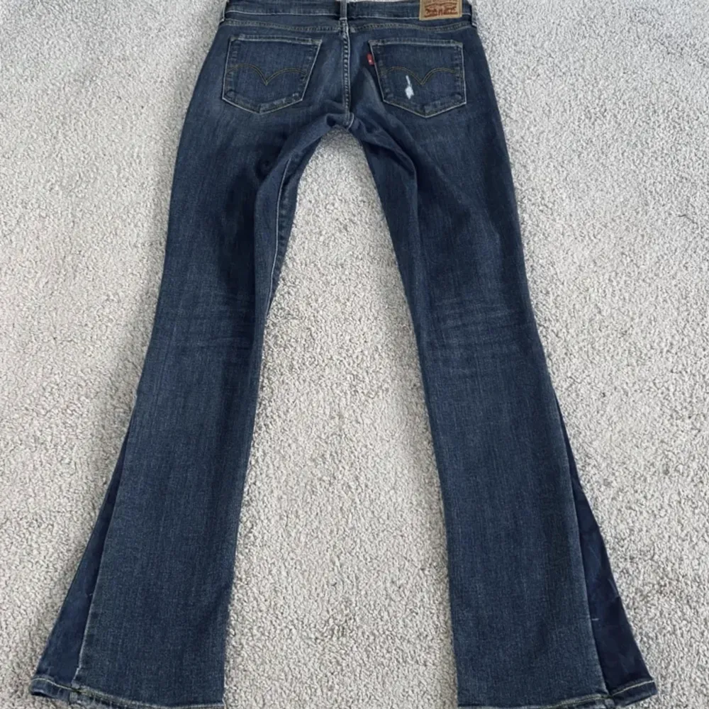 Midja: 77 innerben: 76 💞low/waist jeans sydda bootcut, vintage ifrån Levis 💞stretch finns 💞 stl S/36/28 💞använd gärna köp nu (pris går att diskuteras). Jeans & Byxor.
