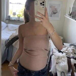 Glittrig kjol/topp från bikbok - Glittrig kjol från bikbok som också går att använda som topp