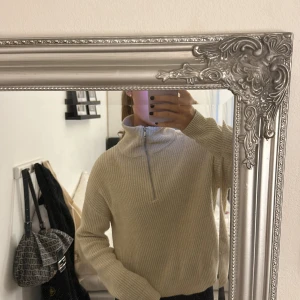 Zip tröja  - Säljer denna super fina zip tröjan från bikbok, kommer dock aldrig till användning, strl S men passar även Xs om man vill ha den lite lösare 