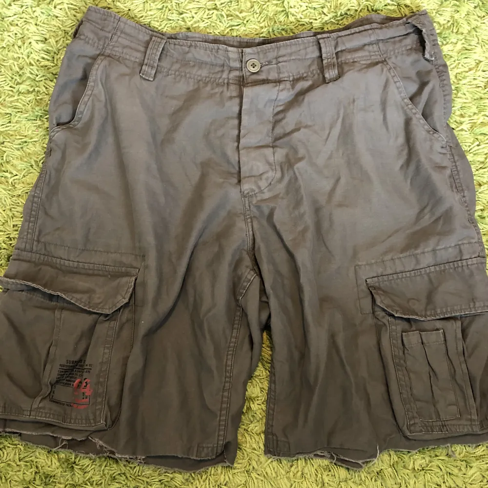 Ett par cargo shorts som jag har köpt på secondhand!. Shorts.